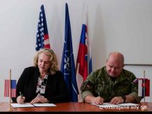 Odovzdanie laboratórnych prístrojov ÚCHL 905.cšbp