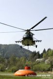 Pri monitorovaní požiaru na východe pomáha vojenský vrtuľník